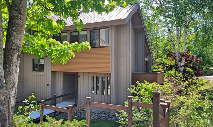 Lincoln House | Pet-Friendly Retreat with Pool & Breakfast - C6301