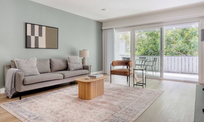 Cupertino Apartment | Modern Cupertino 2BR Retreat with Pool, Gym & A/C