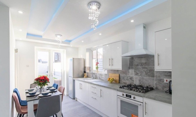 Portsmouth House | Discover Open Mind Property: 6 Bedrooms for Family Fun