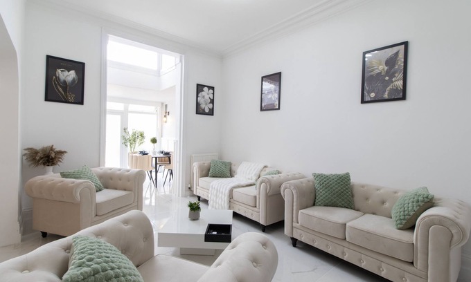 Portsmouth House | Open Mind Property - HotTub, 8 Beds & 2 Car Spaces