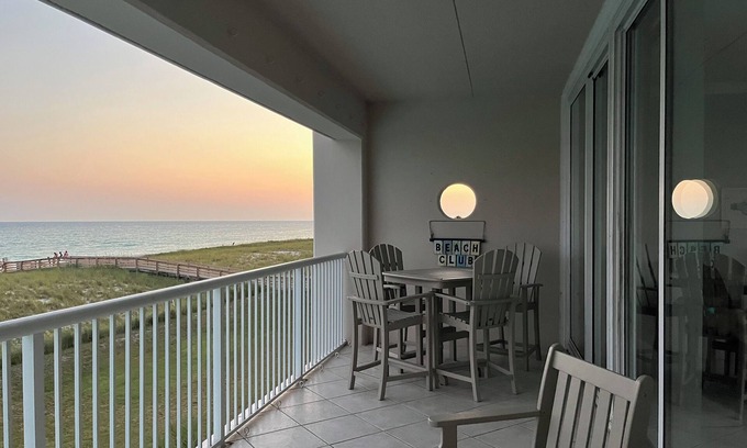 Navarre Beach Condo | Relaxing Oceanfront Getaway with Beach Service Included