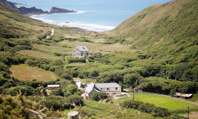 Bideford House | Beautiful Family Retreat Near Beach with Ocean View & Pool