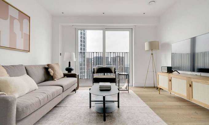Vauxhall Apartment | Modern 1BR Vauxhall Retreat with Pool & Family Amenities