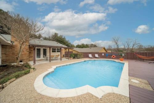 Garland House | Family-Friendly Retreat with Private Pool for Memorable Stays
