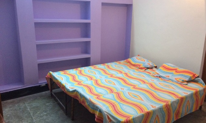 Aliganj House | Cozy Double Bedroom with Open Terrace Retreat