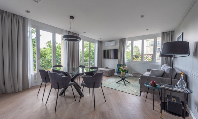 Bercy Apartment | Inviting Opera Retreat: 9.8 Rated, Spa & Family Friendly