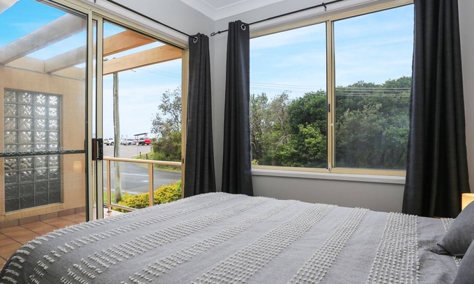 Hawks Nest House | Opposite Bennetts Beach
