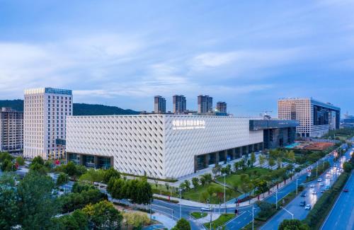 Hongshan Hotel | Elegant Stay at 武汉光谷会展酒店 with Pool & Kitchen