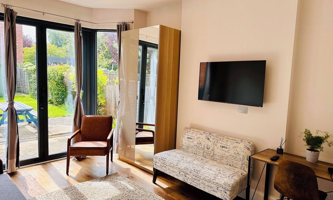 Harrow House | Elegant 4-Bed House in Harrow - Pet & Child Friendly Stay