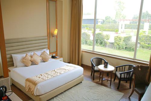 New Delhi Hotel | Indulge in Opulent by Udman Chhattarpur's Delightful Amenities