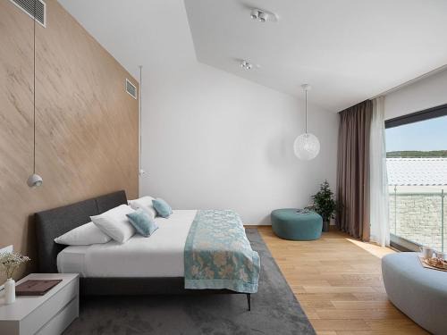 Bale Villa | Elegant Villa Vita: 4 Bedrooms with Indoor/Outdoor Pools