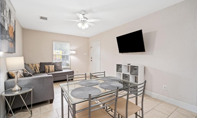 OST - South Union Apartment | Modern Pet-Friendly Apartment Near TX Med Center - 9.4/10