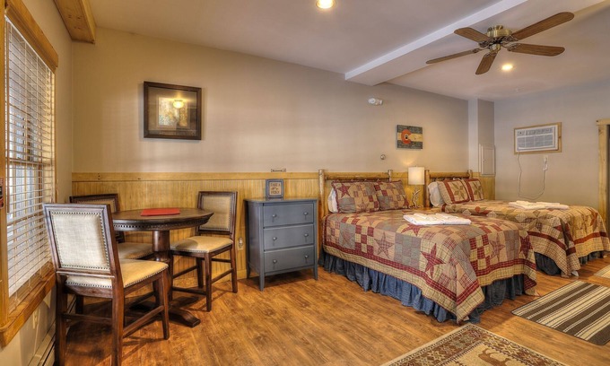 Oquossoc Hotel | Inviting OMCS #2 Suite with Kitchenette in Oquossoc
