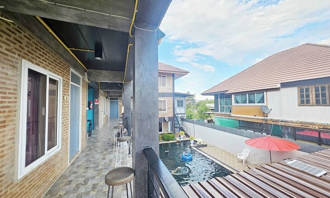 San Kamphaeng Hotel | Discover 102 Residence: Family-Friendly with Pool & Dining