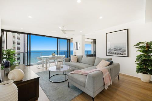 Broadbeach Apartment | Elegant Oracle Broadbeach Tower: Oceanfront Bliss Awaits