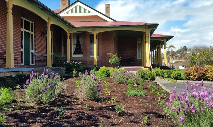 Lindisfarne House | Discover Orana House: Eco-Friendly 4-Star Retreat