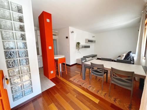 Zelarino Apartment | Orange apartment