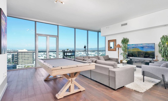 Santa Ana Apartment | Elegant Orange County Apartment with Ocean View & Spa