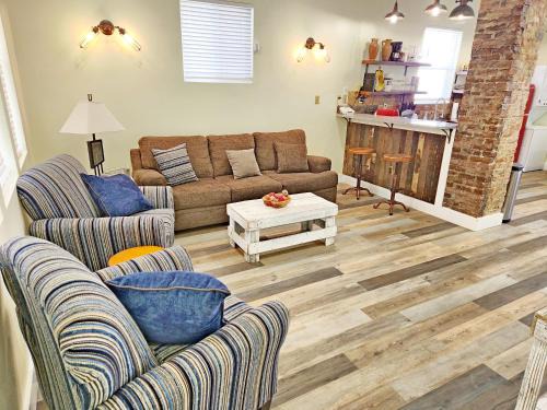 Indianapolis Apartment | Discover Orange Delite: Family-Friendly Retreat Rated 10/10