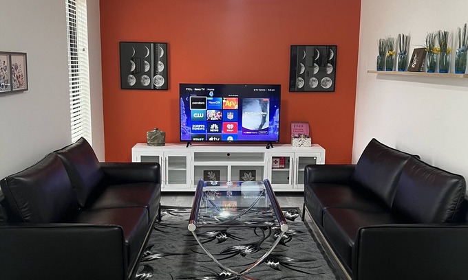 North Central Omaha House | Top-Rated OranGe DeLuxe: Pet-Friendly & Spa Amenities