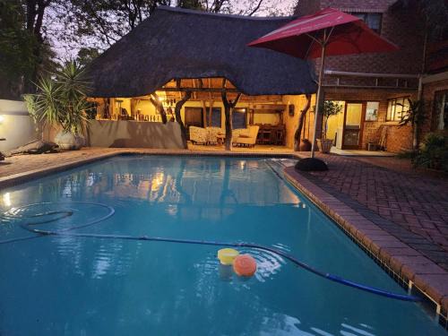 Phalaborwa House | Relax at Orange Gecko Cottage with Oceanfront Pool Access