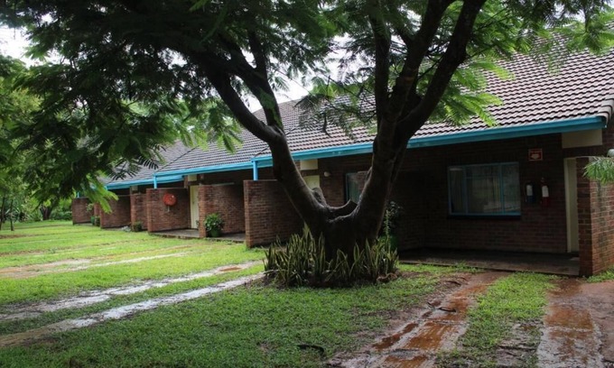Chinhoyi Hotel | Cozy Stay at Orange Grove Motel with Pool & Restaurant