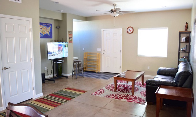 Palo Verde House | Cozy Orange House Suites with Spa and Breakfast Near UA