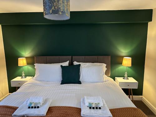 Shirley Apartment | Discover Orange Lilly in Stroud with Free Parking & Pets Welcome