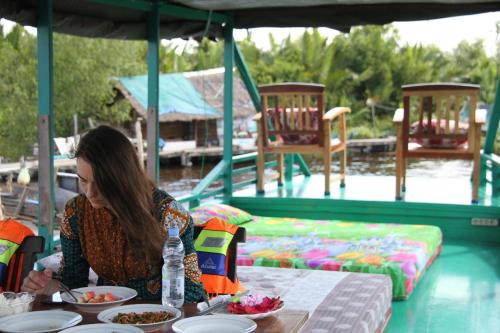 Kumai Boat Rental | Unique Orangutan Kelotok Houseboat for 6 Guests