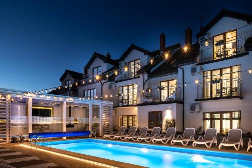 Leba House | Discover Orbisa Bis: Family-Friendly Stay with Pool & Hot Tub