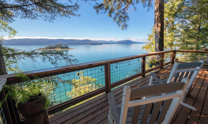 Juneau House | Orcaview Cabin: Wildlife Escape with Oceanfront Amenities