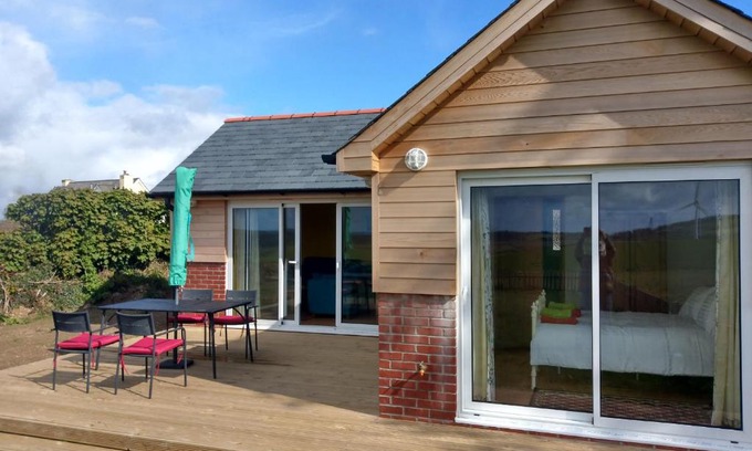 Liskeard House | Family-Friendly Getaway at Orchard Chalet - Pet Welcoming Retreat