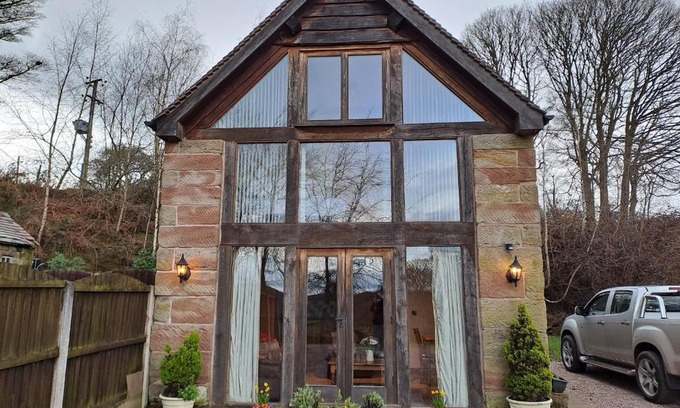 Checkley House | Relaxing Orchard Cottage: 4-Star Pet-Friendly Retreat