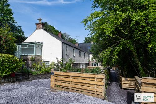 Bont Newydd House | Orchard Cottage & Hot Tubs - Perfect Getaway Near Snowdon