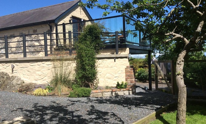 Newtownards Cottage | Romantic Orchard Cottage: Perfect Country Escape Awaits