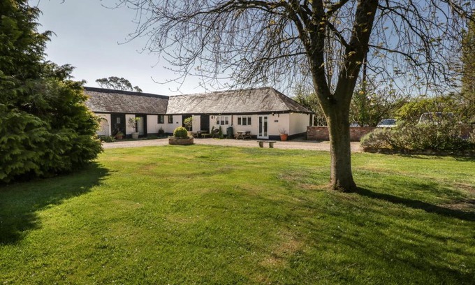 Sedgehill House | Pet-Friendly Orchard Cottage: A 4-Star Gem Awaits