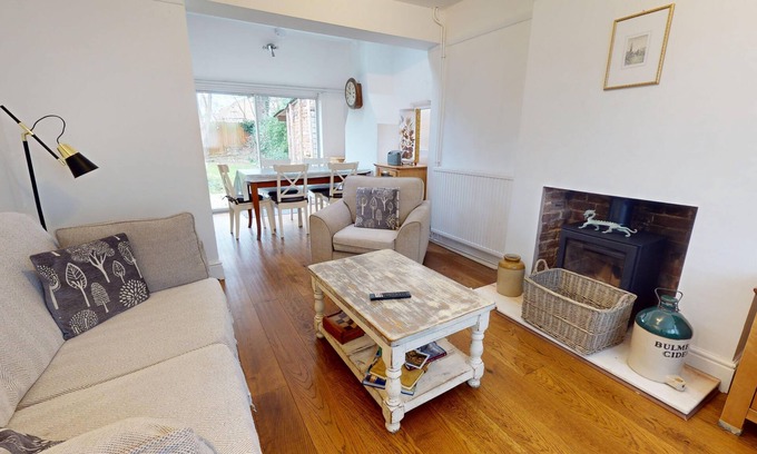 Headington House | Cozy Orchard Cottage: Pet-Friendly Holiday Let in Oxford