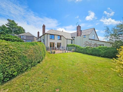 Westleigh House | Orchard Cottage: Family-Friendly Retreat with Pet Access