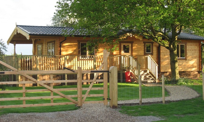 Ryther Cabin | Orchard Lodge: Riverside Log Cabin with Pool & Kitchen