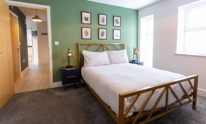 Southampton City Centre Apartment | Family-Friendly Escape at Orchard Point with Breakfast!