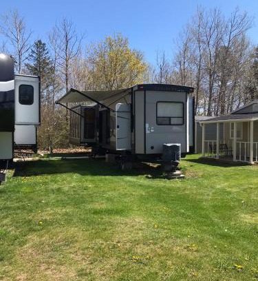 Middleton Hotel | Oceanfront Getaway at Orchard Queen Motel & RV Park