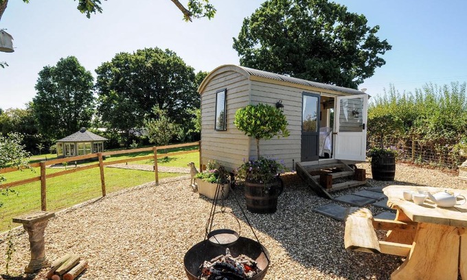 Worlington House | Pet-Friendly Orchard Retreat: 4-Star Stay with Top Reviews