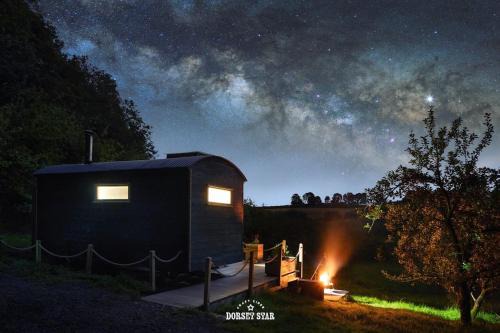 Cattistock Apartment | Idyllic Orchard Retreat: Cozy Shepherds Huts with Hot Tub