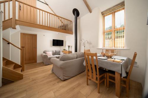 Stoke Rivers House | Discover Orchard View: Family and Pet-Friendly Retreat