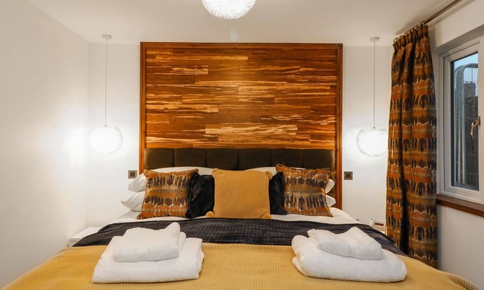 Broad Clyst Cottage | Relax at Orchard View Lodge: Pet-Friendly with Hot Tub