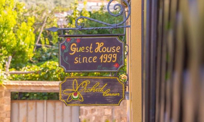 Meta Bed & Breakfast | Discover Orchid Corner Guesthouse with Breakfast & Kitchen