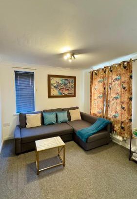 Swindon House | Pet-Friendly Orchid Cotswold Stone House with Family Comfort