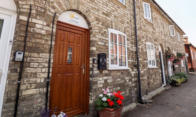 Lavenham Cottage | ORCHID COTTAGE, character holiday cottage, with open fire in Lavenham