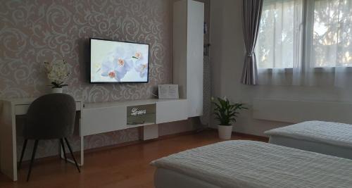 Godollo Apartment | Orchidea Apartman: Family & Pet Friendly Retreat Awaits