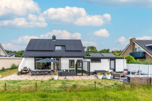 De Koog Villa | Orchismient 17: Family & Pet-Friendly Getaway with Top Ratings